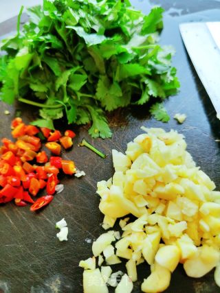 喷鼻菜拌木耳的做法步调：2