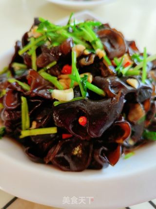 喷鼻菜拌木耳的做法步调：10