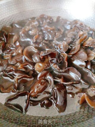 喷鼻菜拌木耳的做法步调：4