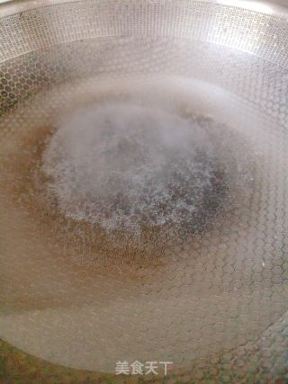 喷鼻菜拌木耳的做法步调：3