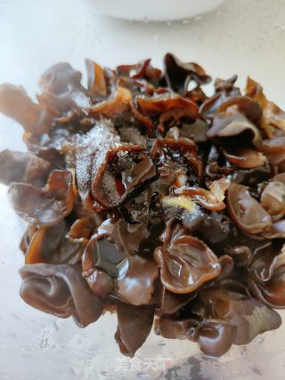 喷鼻菜拌木耳的做法步调：5