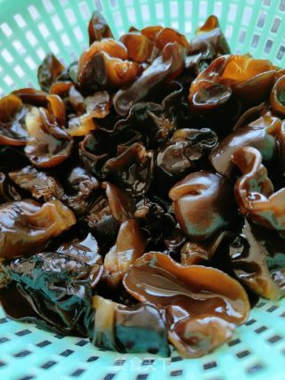 喷鼻菜拌木耳的做法步调：1