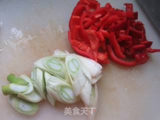 年夜葱鸡腿肉炒白椒的做法步调：2