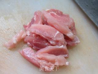 年夜葱鸡腿肉炒白椒的做法步调：3