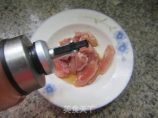 年夜葱鸡腿肉炒白椒的做法步调：4