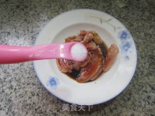 年夜葱鸡腿肉炒白椒的做法步调：6