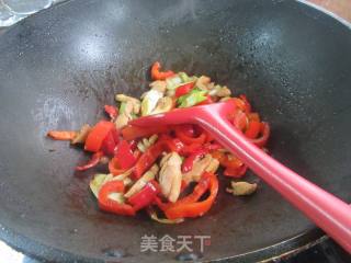 年夜葱鸡腿肉炒白椒的做法步调：12