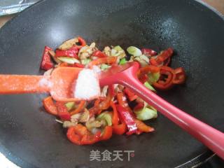 年夜葱鸡腿肉炒白椒的做法步调：11