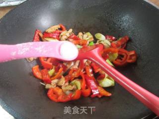 年夜葱鸡腿肉炒白椒的做法步调：10