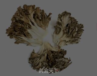 猪肉利剑菜炖灰树花的做法步调：1