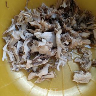 猪肉利剑菜炖灰树花的做法步调：2