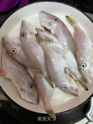 剥皮鱼蟹粥的做法步调：3