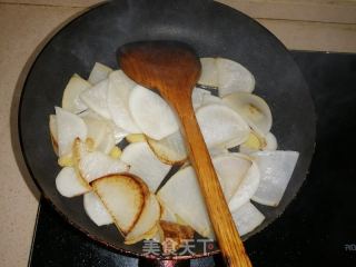 五花肉烧萝卜片的做法步调：4