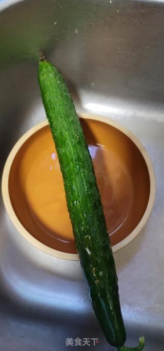 青瓜鸡蛋沙推的做法步调：1