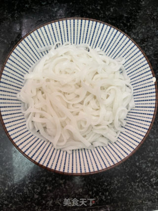 葱油河粉的做法步调：6