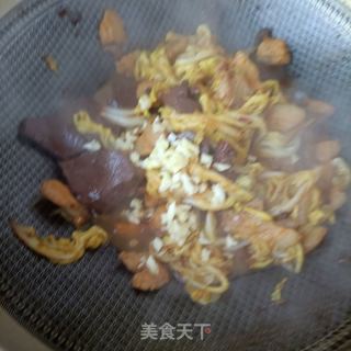 猪肉猪血炒奶利剑菜的做法步调：14