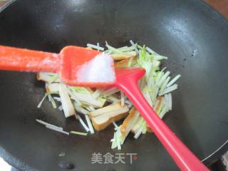 韭黄炒喷鼻干的做法步调：6