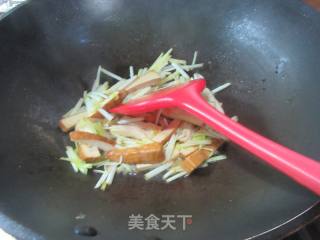 韭黄炒喷鼻干的做法步调：7