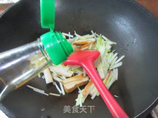 韭黄炒喷鼻干的做法步调：4