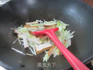韭黄炒喷鼻干的做法步调：3
