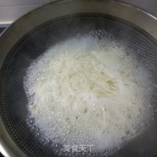 喷鼻菜拌金针菇的做法步调：4