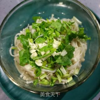 喷鼻菜拌金针菇的做法步调：7