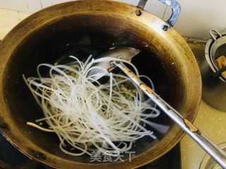 酸利剑菜炖粉条的做法步调：4