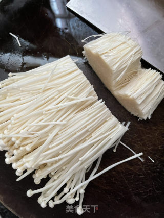 金针菇日本豆腐牛肉煲的做法步调：3