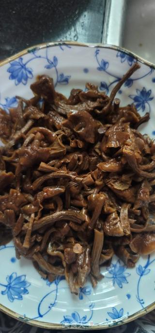 猪肉西芹炒滑子菇的做法步调：4