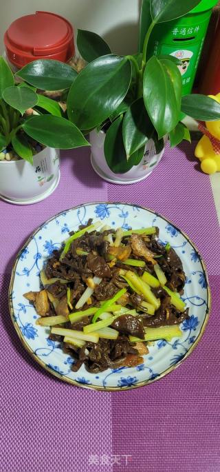 猪肉西芹炒滑子菇的做法步调：10