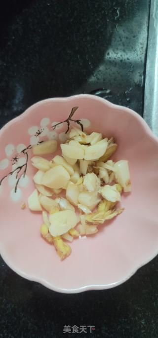 猪肉西芹炒滑子菇的做法步调：2