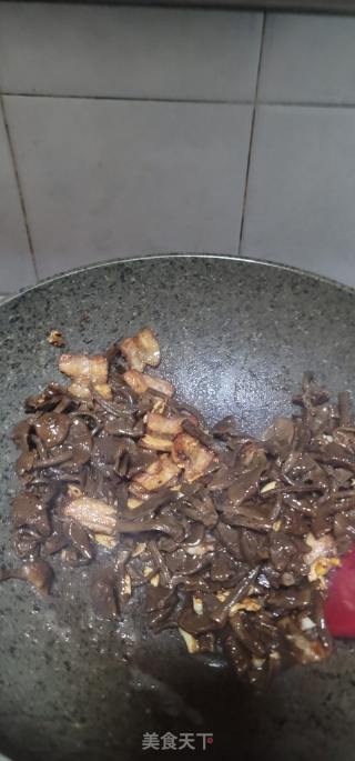 猪肉西芹炒滑子菇的做法步调：7