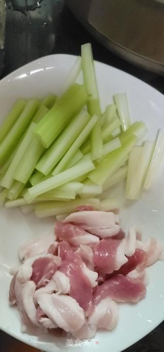 猪肉西芹炒滑子菇的做法步调：1