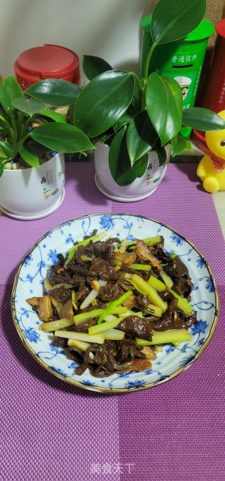 猪肉西芹炒滑子菇的做法步调：11
