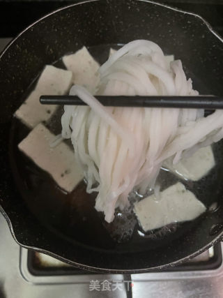 花甲肉饼粿条汤的做法步调：7