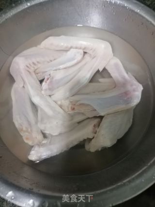 卤鸭翅的做法步调：1