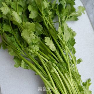 煎蛋拌喷鼻菜的做法步调：1