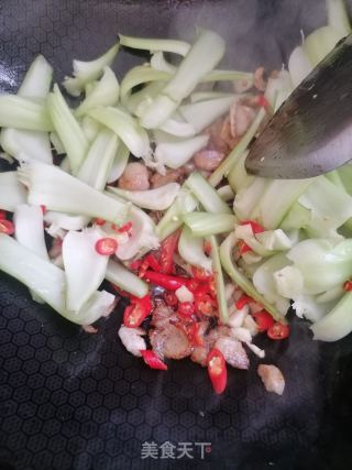 菜梗炒肉的做法步调：4