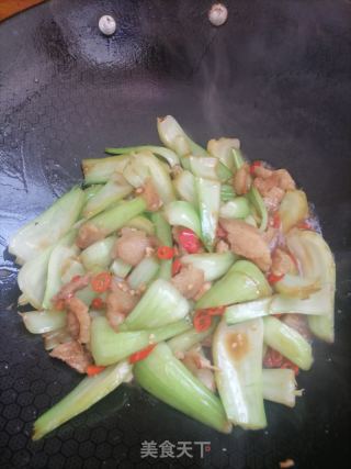 菜梗炒肉的做法步调：6