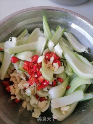 菜梗炒肉的做法步调：1