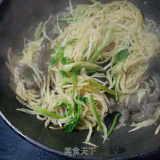 海参炒利剑萝卜的做法步调：11