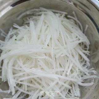 海参炒利剑萝卜的做法步调：1