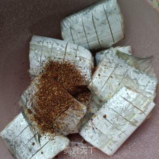 家常烧带鱼的做法步调：1