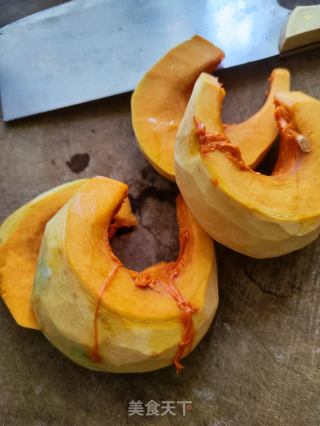 北瓜蒸百开的做法步调：1