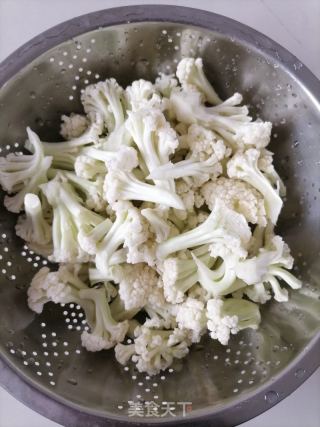炒菜花的做法步调：2