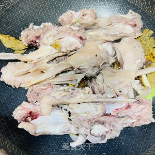 不消卤料包就能够做得 | 卤鸭下巴的做法步调：3