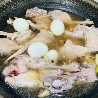 不消卤料包就能够做得 | 卤鸭下巴的做法步调：4