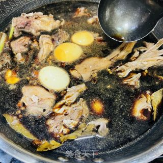 不消卤料包就能够做得 | 卤鸭下巴的做法步调：5