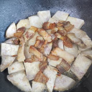 五花肉喷鼻煎喷鼻芋的做法步调：8