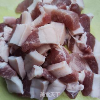 五花肉喷鼻煎喷鼻芋的做法步调：1